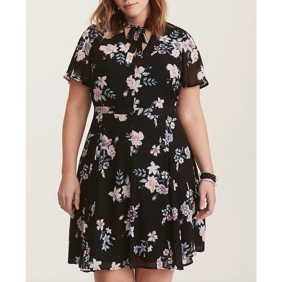 New Torrid Floral Chiffon Skater Dress Black Back Zip Flutter Sleeve Sz 16 - Picture 2 of 10